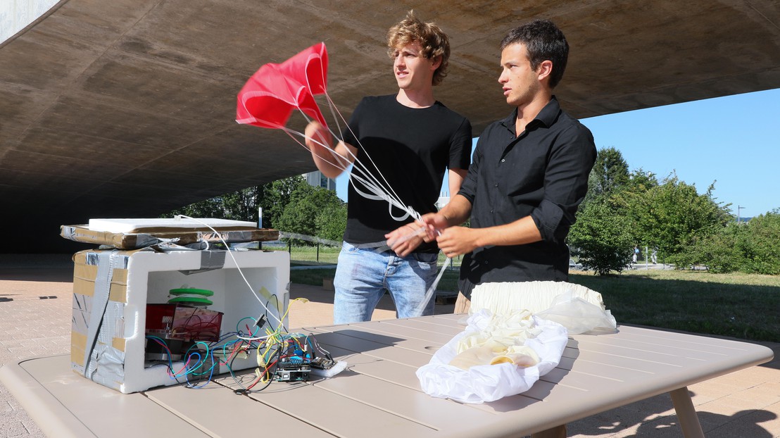 Hugo Cruz and Lorenz Doandio testing the parachute. ©A.Herzog/EPFL
