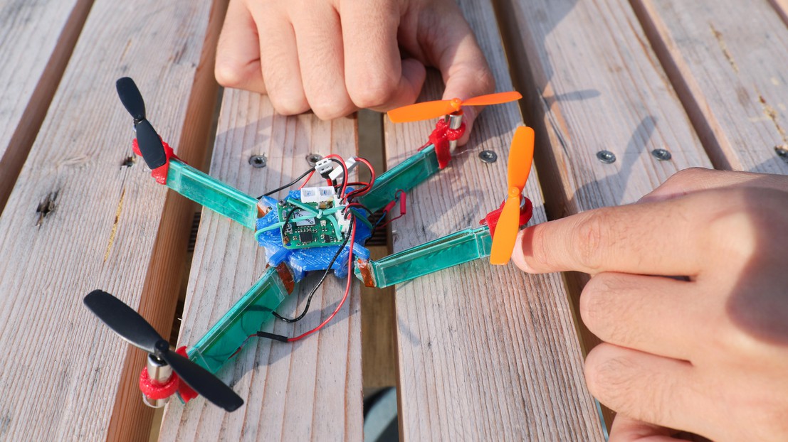 The hybrid origami drone can be stiff or flexible depending on the circumstances© Alain Herzog / 2018 EPFL