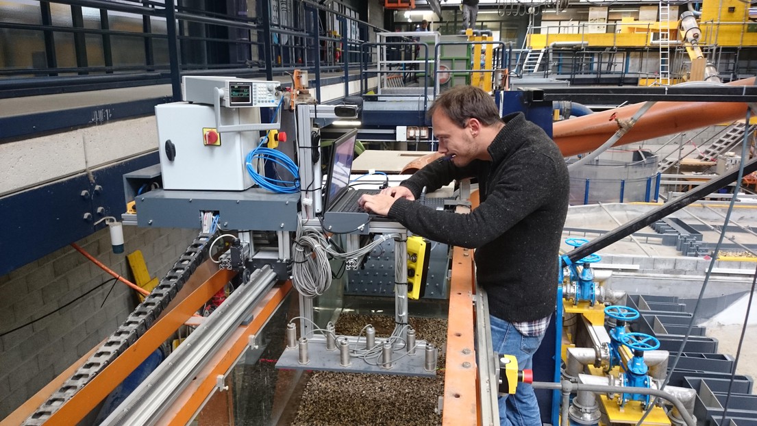 © 2018 EPFL Bob de Graffenried. Blaise Dhont working on the Armfield flume