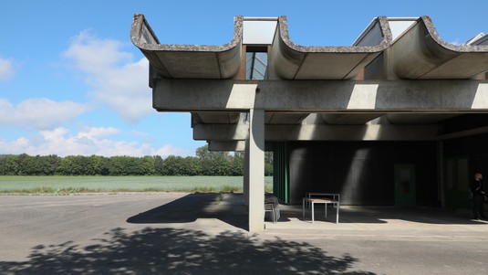 Les trois éléments modulaires: le pilier, la poutre et la toiture en forme de U. © Alain Herzog/EPFL