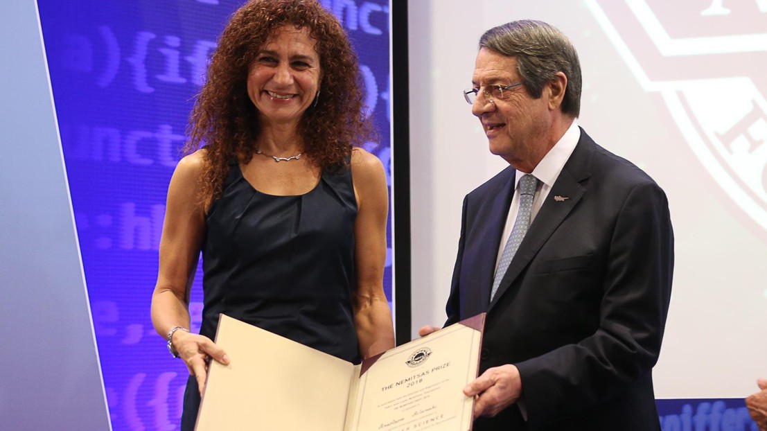 Anastasia Ailamaki et le président chypriote Nicos Anastasiades lors de la cérémonie de remise des prix  © 2018 EPFL