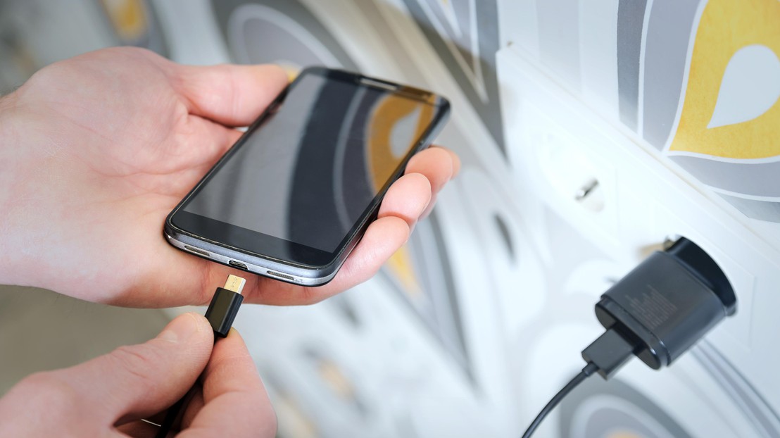 Charging one's phone in the afternoon to use renewable energy. © Istock Photos
