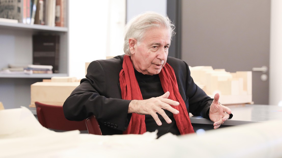 Bernard Tschumi dans les locaux des Archives de la construction moderne. ©Murielle Gerber/EPFL 2018