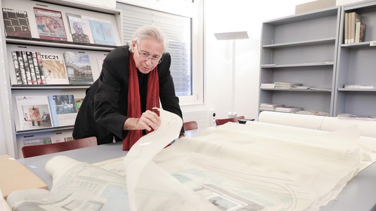 Bernard Tschumi looking at his father's archives (World Health Organization in Geneva)©M.Gerber/EPFL