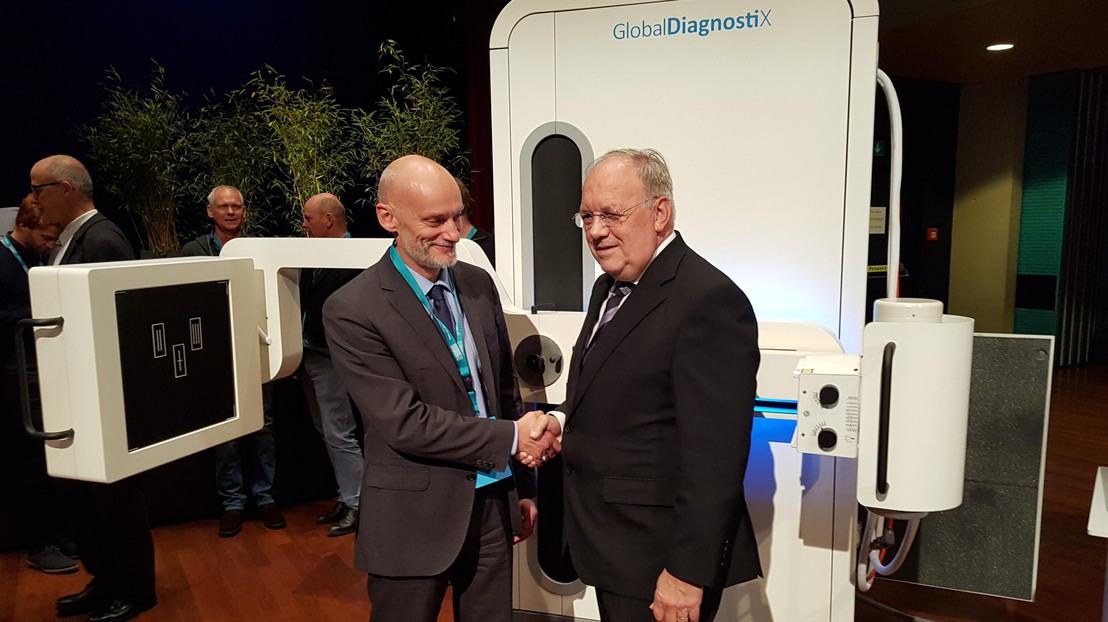 Klaus Schöneneberger, EssentialTech director, and Johann Schneider-Amman, Federal Councillor, with the prototype. © EPFL / E. Barraud