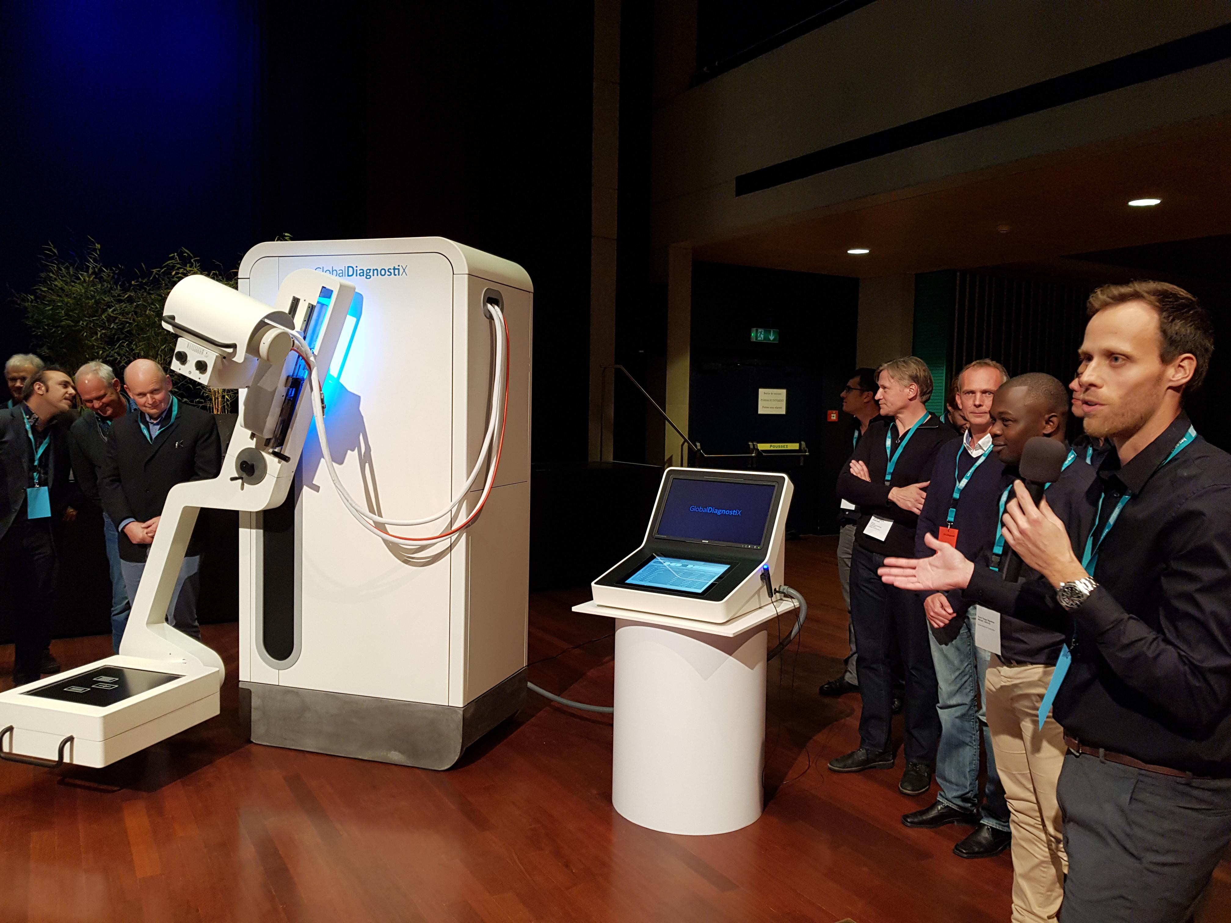 Project manager Romain Sahli presents the machine. © EPFL / E. Barraud