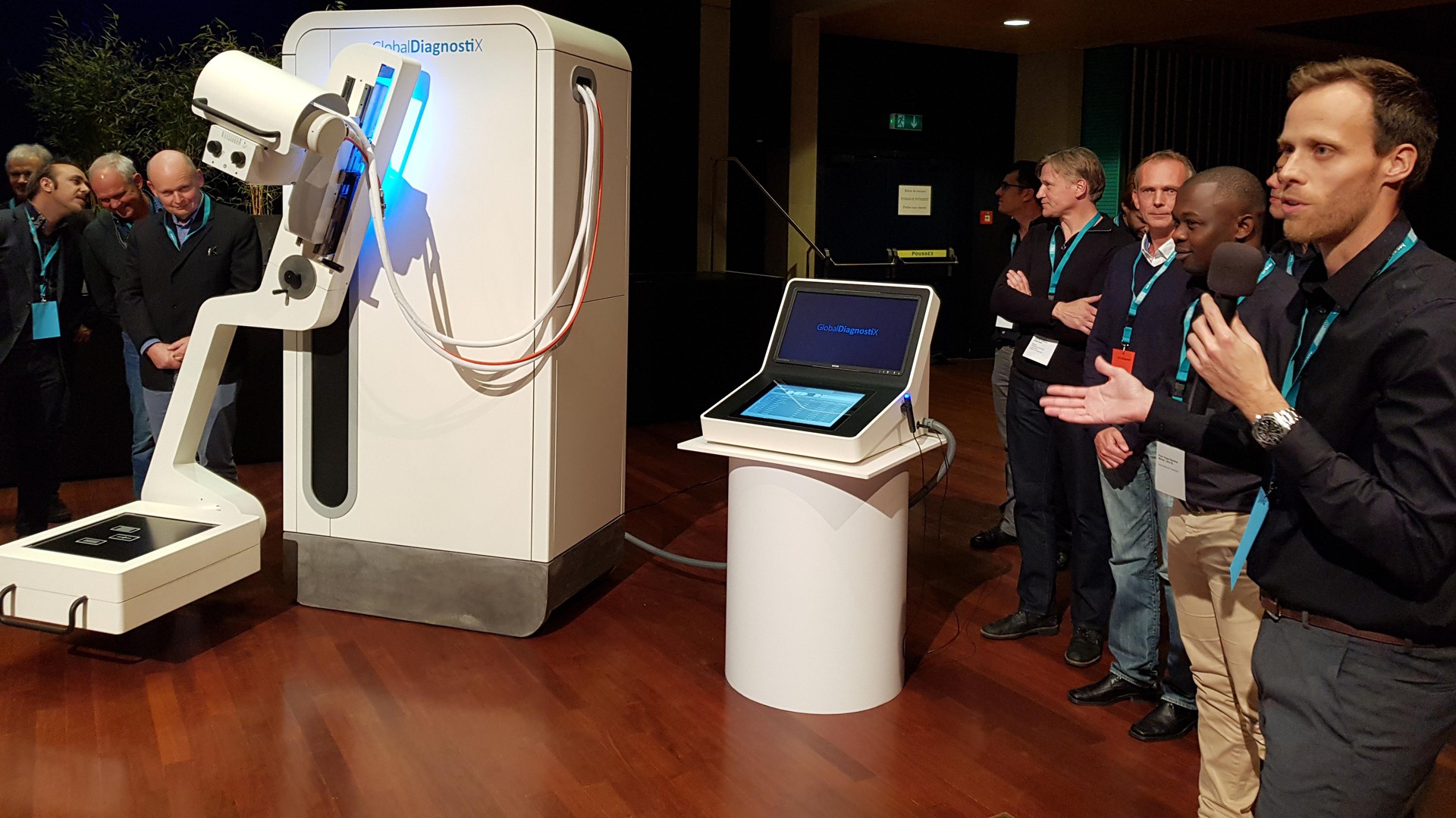 Project manager Romain Sahli presents the machine. © EPFL / E. Barraud