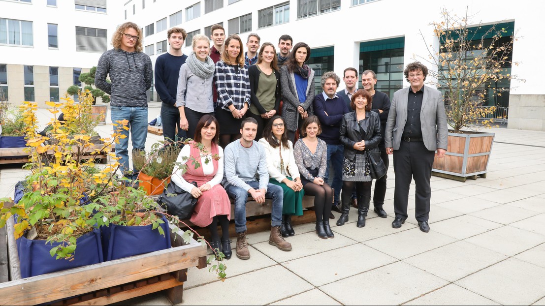 L'équipe du LaSUR avec son directeur Vincent Kaufmann (tout à droite). © Murielle Gerber/EPFL