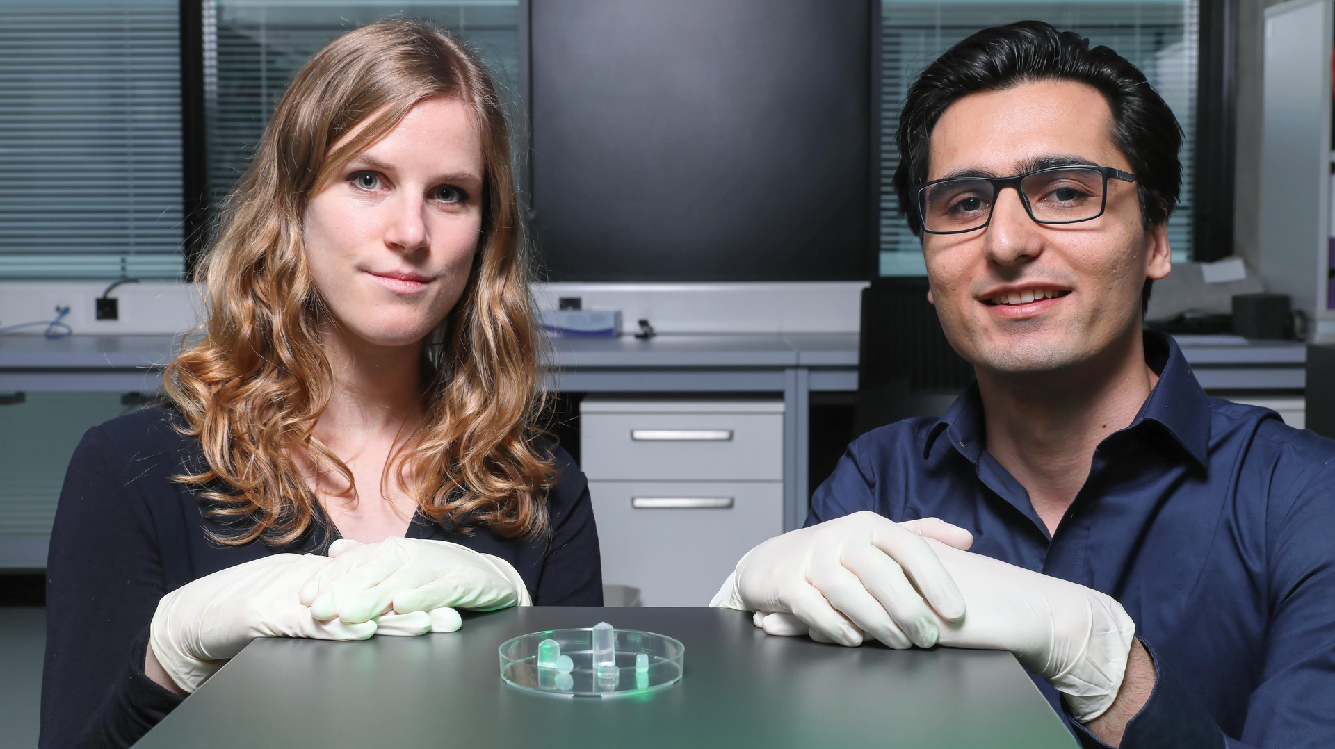 Samira Wyss et Peyman Karami, two co-authors of the study© Alain Herzog / 2018 EPFL