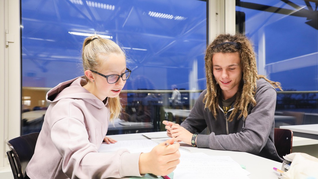 Cassandre Renaud, élève en 4ème année du Cours Euler et Yannis Ulrich, élève en dernière année. © A.Herzog / 2018 EPFL