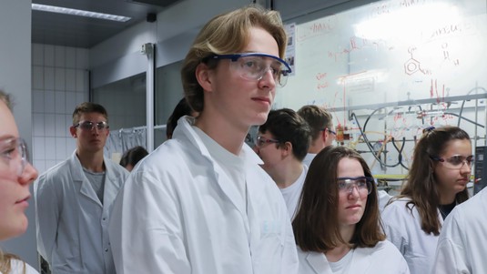 Eliott Burki et Leonie Gasteiner au stage de chimie et génie chimique. © 2018 EPFL/Alain Herzog