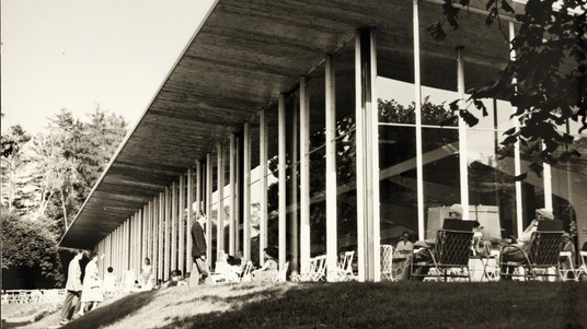 Le bâtiment avec ses curistes © Arch. départ. de la Haute-Savoie, fonds Maurice Novarina/EPFL-TSAM