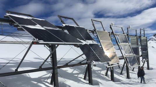 Les panneaux photovoltaïques amovibles. © 2019 EPFL/CRYOS