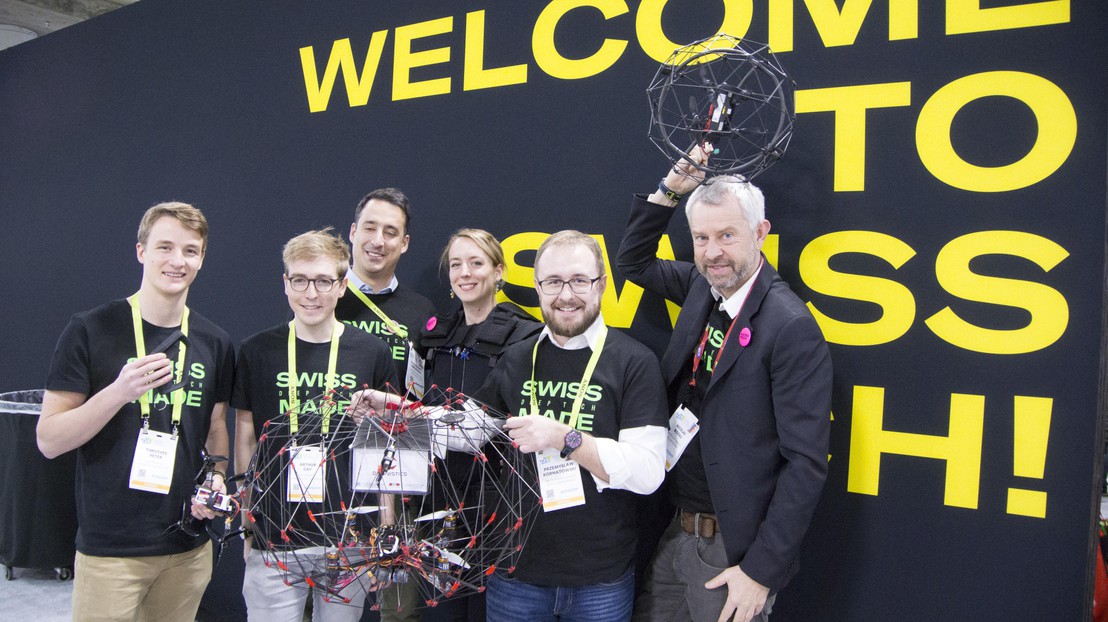 The entrepreneurs and Nicolas Bideau, director of Presence Swiss present the EPFL drones at the CES Las Vegas © 2019 EPFL