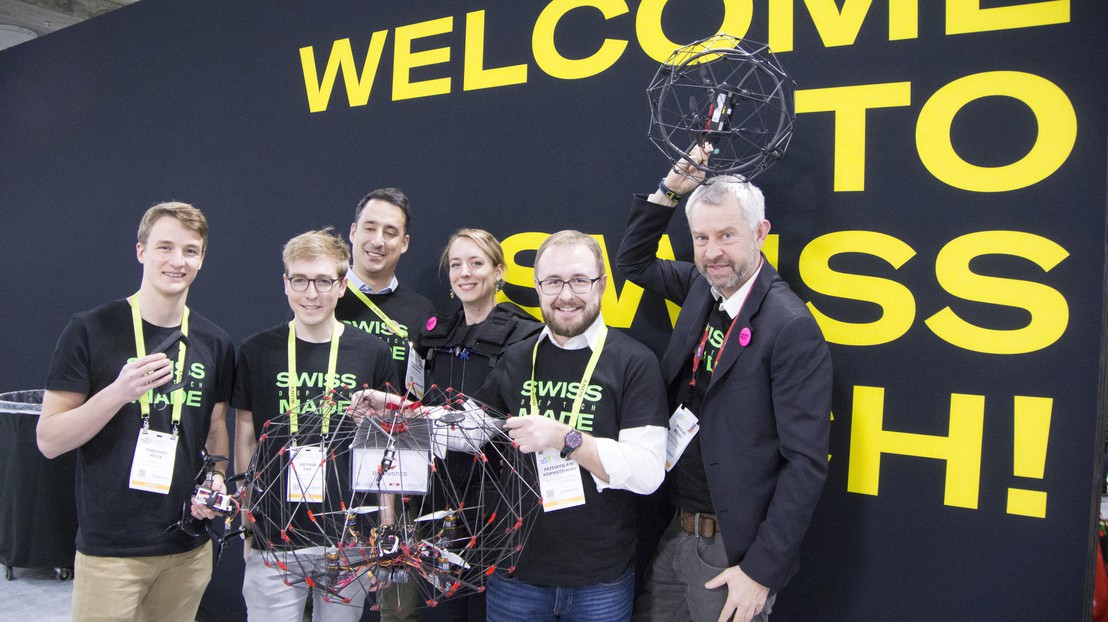 Les drones de l'EPFL présentés au CES de Las Vegas par les entrepreneurs et Nicolas Bideau, directeur de Présence Suisse © 2019 EPFL
