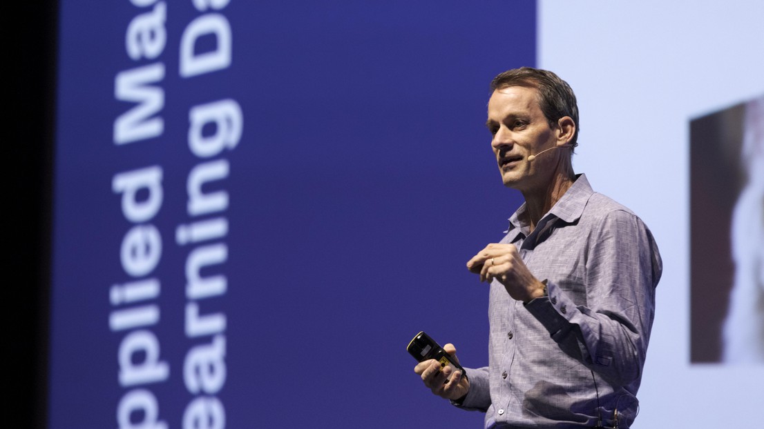 Jeff Dean gives his talk about how deep learning impacts our lives at the 2019 AMLD © Samuel Devantery - 2019 EPFL