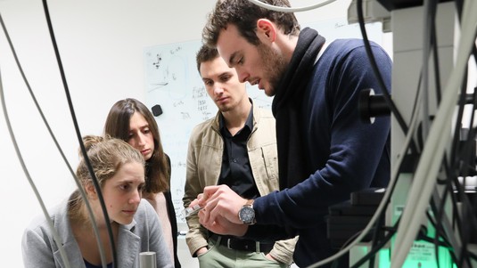 Des étudiants participant aux TP de John Kolinski. © Alain Herzog/ 2019 EPFL