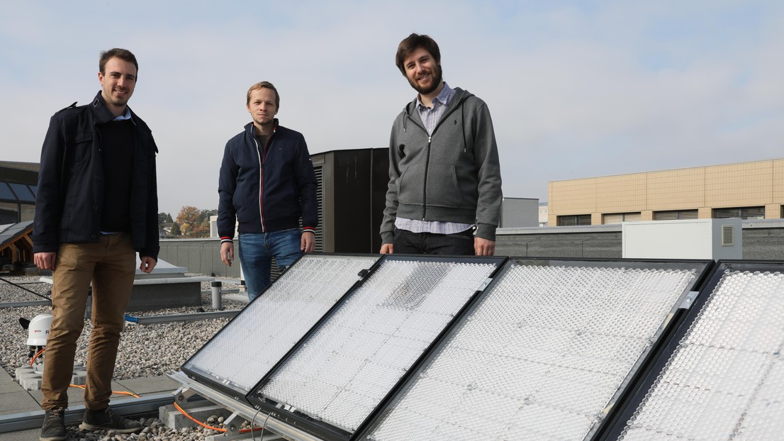 Les cofondateurs d'Insolight, Laurent Coulot, Mathieu Ackermann et Florian Gerlich, ont testé leur installation sur le toit de l'EPFL © 2019 Alain Herzog