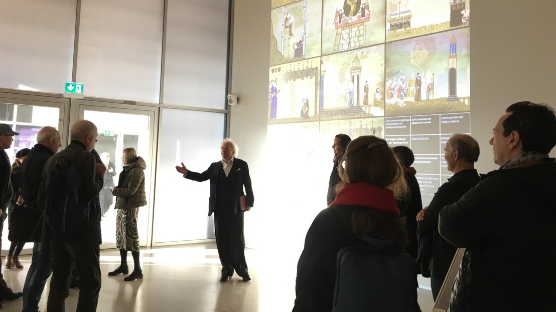 Siegfried Zielinski dirige une visite guidée de l'exposition Thinking Machines. © Collège des humanités, EPFL