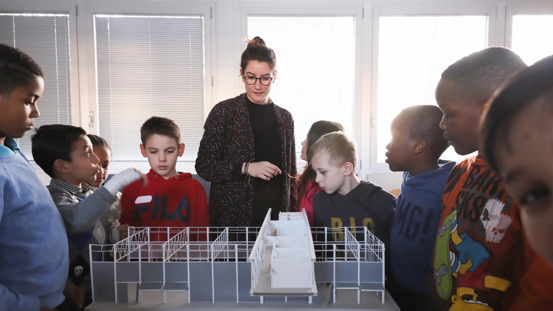 Anna Elisabeth Pontais visited a class from the Ecole du Lignon. © Alain Herzog/2019 EPFL