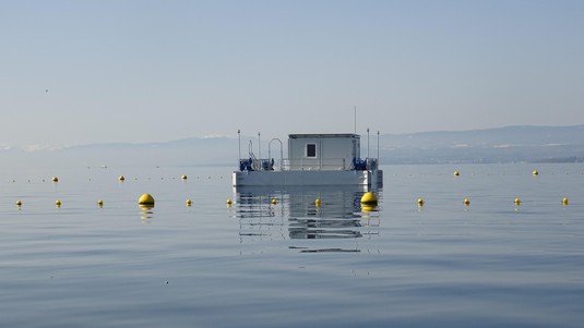 La plateforme «LéXPLORE» sur le lac Léman. © Natacha Pasche/EPFL