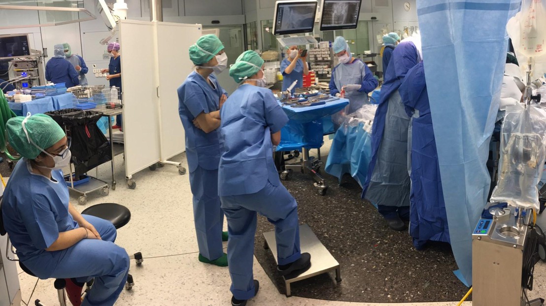 © 2019 EPFL - Students observing an operation in order to get a better grasp of doctors' needs