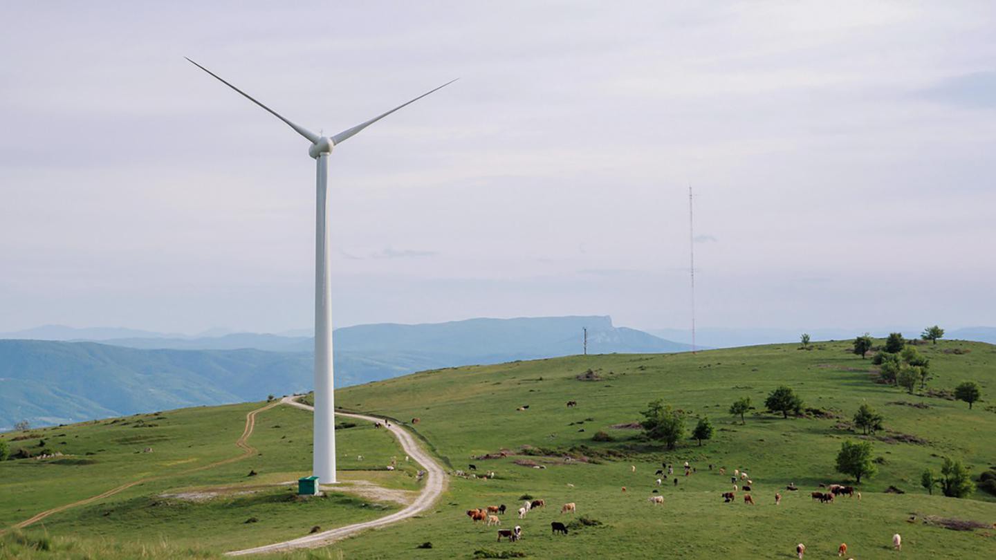 A wind turbine in the Romanian Carpathians. © 2018 EPFL