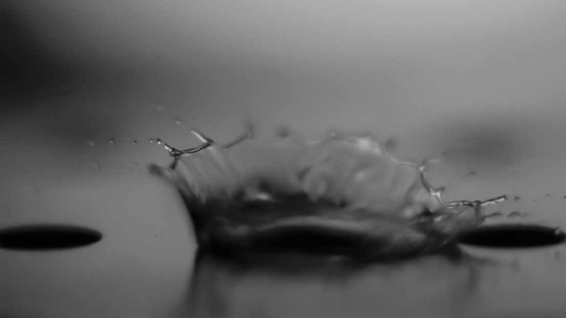 © 2019 Jamani Caillet - Une goutte d'eau vient de s'écraser sur une surface sèche.