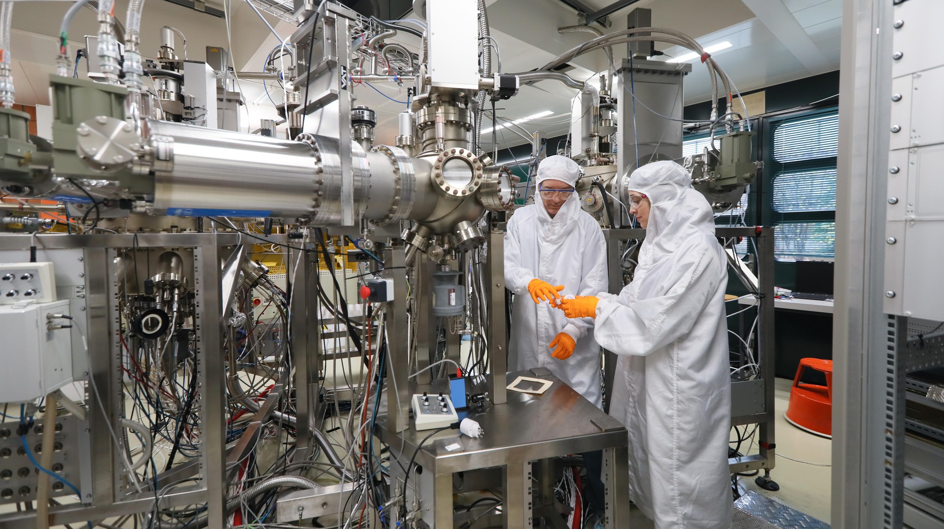 Les hygiénistes de l’EPFL réalisent une mesure à l’aide d’un compteur de particules. © Alain Herzog