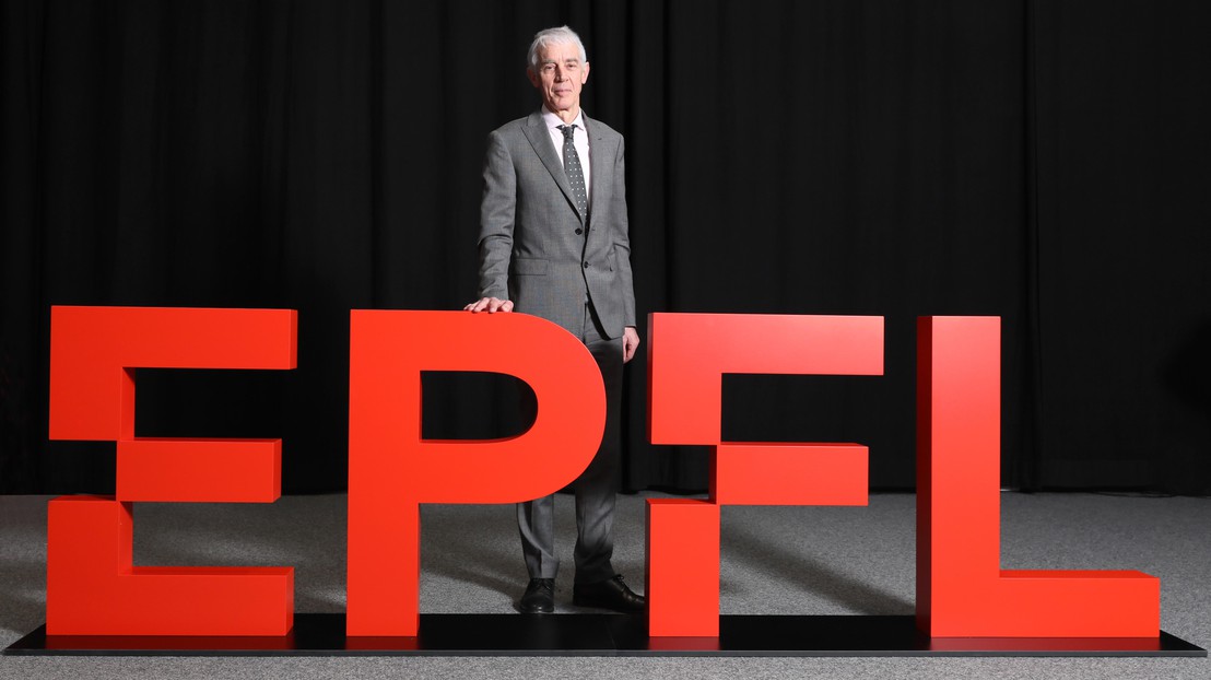 Martin Vetterli, président de l'EPFL, dévoile le nouveau logo de l'Ecole. © Alain Herzog / 2019 EPFL
