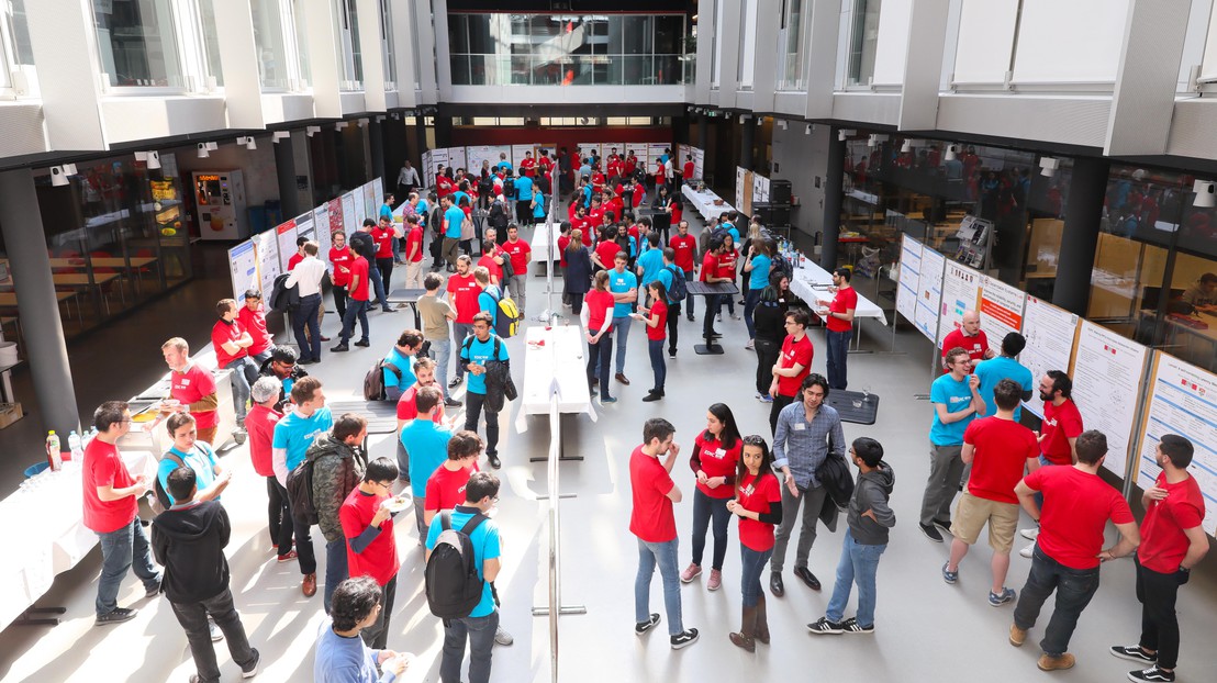 EDIC t-shirts helped the doctoral candidates (in blue) and current IC students and faculty (in red) find one another.  © 2019 Alain Herzog