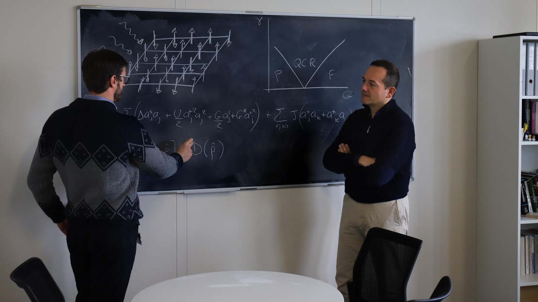 Riccardo Rota et Vincenzo Savona travaillent à la conception de leur simulateur quantique (crédit: R. Ravasio/EPFL)