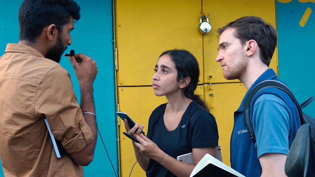 Yasmine Benkirane (HEC Lausanne, UNIL) et Andres Engels (EPFL) s’entretiennent avec Keerthi C N (SELCO) © Marius Aeberli