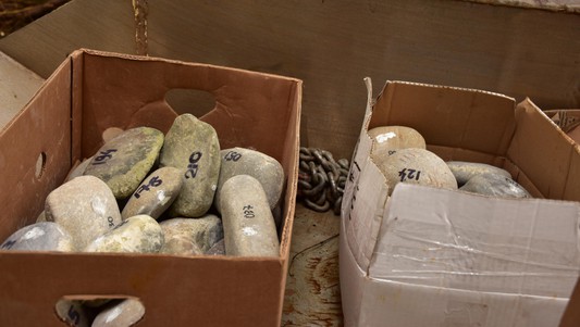 Les pierres munies de capteurs.  © LCH / EPFL