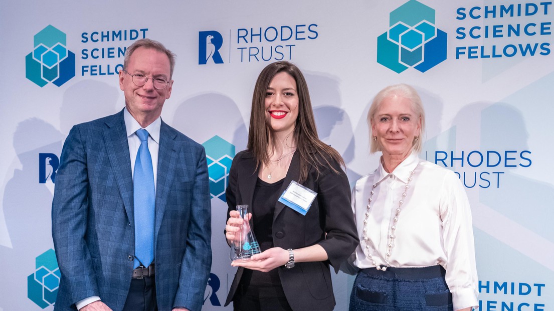 Mina Konaković-Luković receiving her award from Eric and Wendy Schmidt. © Schmidt Science Fellows