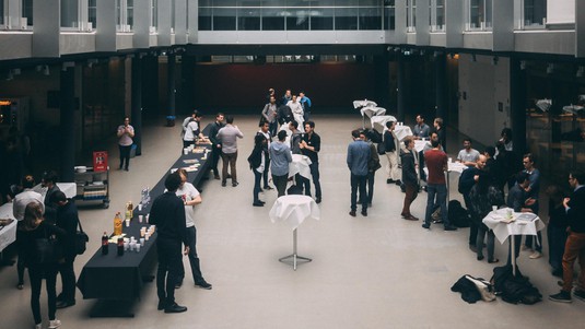 Lunch in the BC atrium gave students a chance to meet with alumni. © 2019 CLIC/EPFL