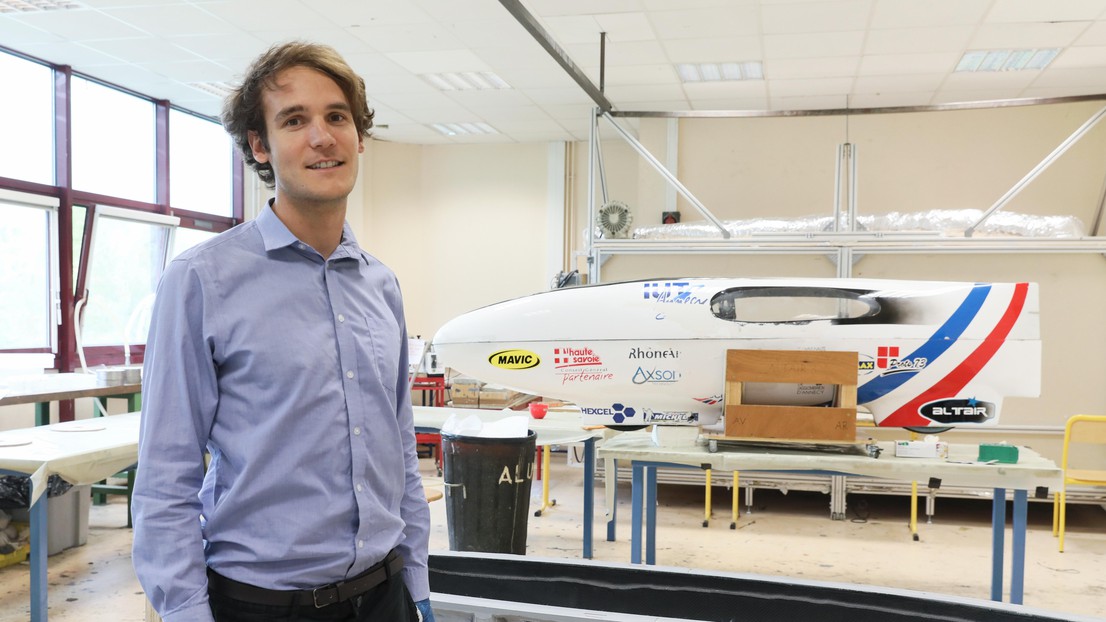 Neural Concept CEO Pierre Baqué with the company's proof-of-concept, an AI-designed aerodynamic bike. © 2018 Alain Herzog/EPFL