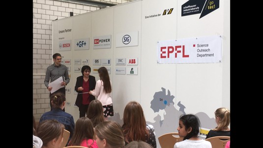 Une participante reçoit son attestation de M. Sengel et F. Moser © N. Berseth 2019 EPFL