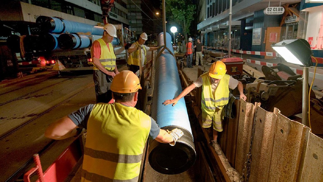 Large cities have taken precautions against water shortages. Workers lay pipes in Basel. © Photo: Keystone