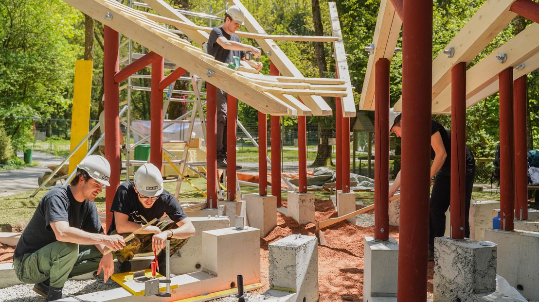 The students building the Pavilion at the Zoo. © EAST/Jeckelmann/EPFL