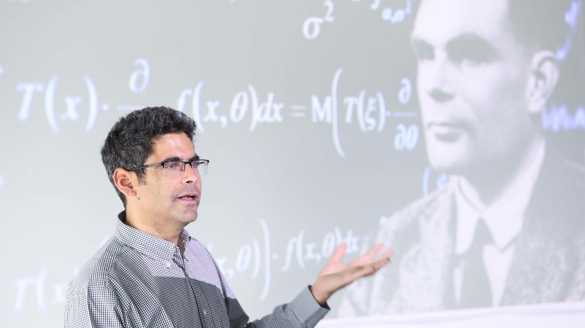 Le professor Rachid Guerraoui parle de l'histoire des algorithmes. © 2019 Alain Herzog