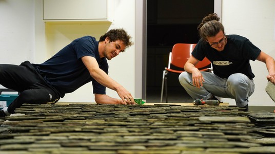 La préparation du toit en ardoises. © EAST/Jeckelmann/EPFL