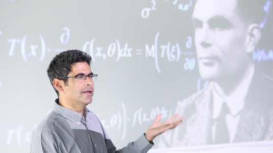 Le professor Rachid Guerraoui parle de l'histoire des algorithmes. © 2019 Alain Herzog
