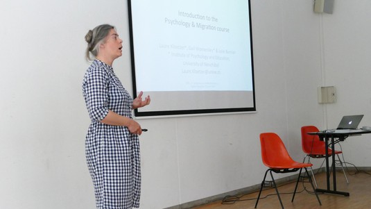 Prof. Laure Kloetzer introduces her UNINE course on psychology and migration. © 2019 EPFL