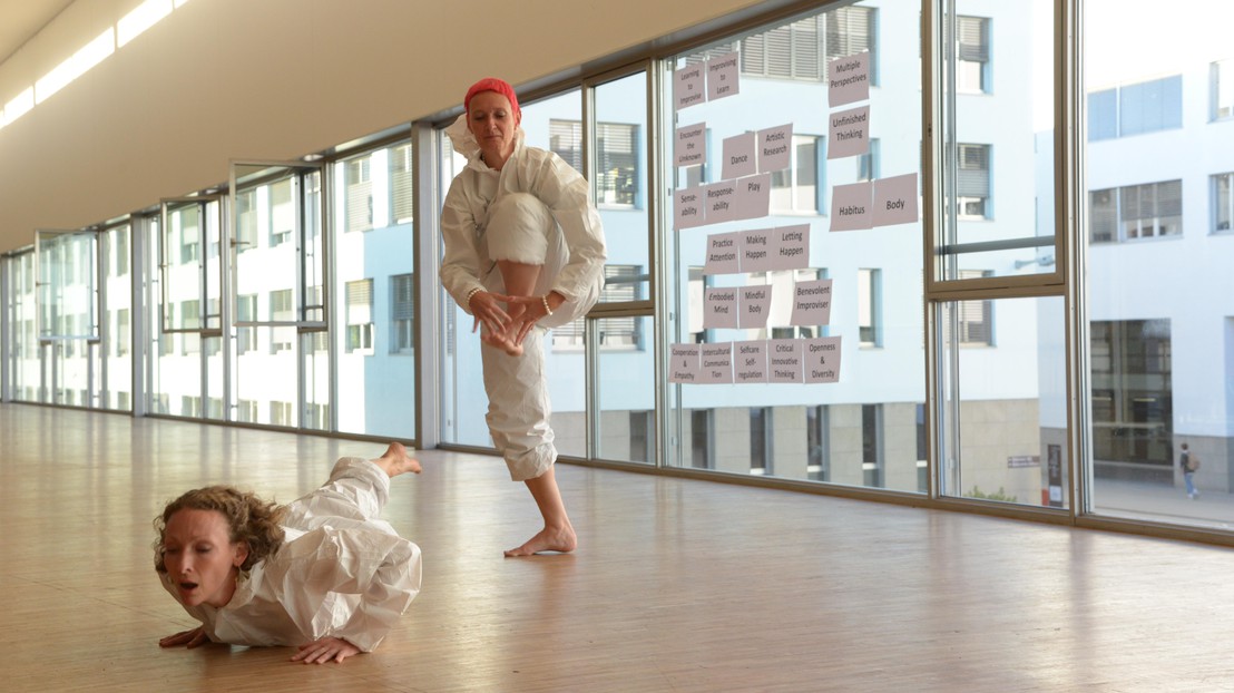 EPFL postdoctoral researcher Susanne Martin (r) presents a lecture-performance with dancer Alexandra Macdonald (l). © 2019 ASCOPET/EPFL