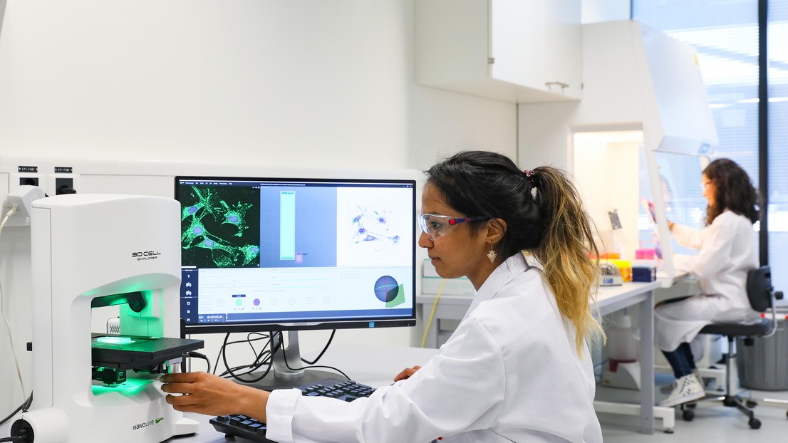 Eva Kurisinkal travaillant sur le nouveau microscope acquis par les DLL. © Alain Herzog / 2019 EPFL