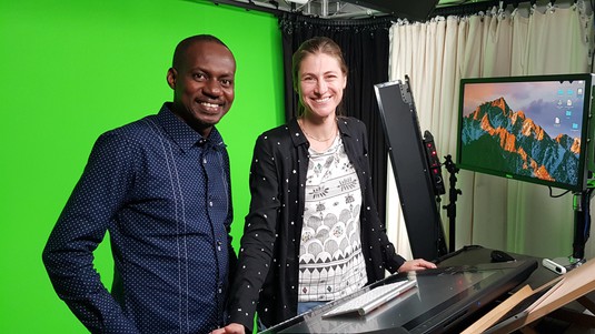 Magali CROCI, technicienne vidéo et Séka KOUASSI dans le studio d'enregistrement © S. Gitz 2019
