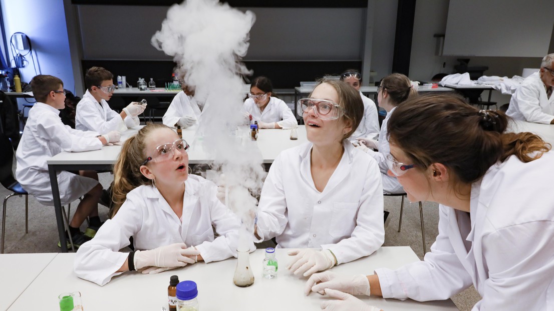Journée des classes  - Atelier réactions chimiques, SPS © A. Herzog 2019 EPFL