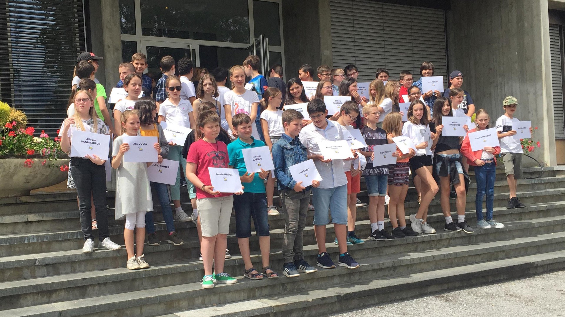 Les participant.e.s avec leur attestation © SPS 2019 EPFL