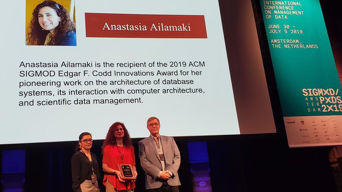 Anastasia Ailamaki reçoit son prix lors de la conférence annuelle du ACM SIGMOD. © Anastasia Ailamaki